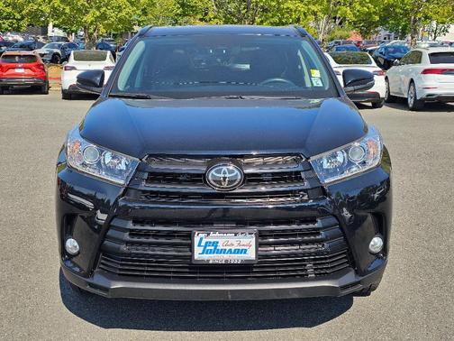 Midnight Black Metallic 2018 Toyota Highlander SE