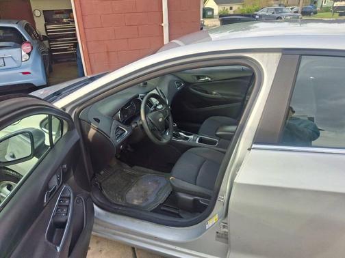 Silver Ice Metallic 2016 Chevrolet Cruze LT Auto