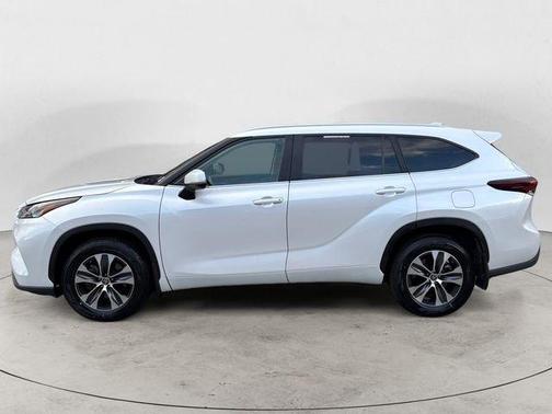 Pearl 2024 Toyota Highlander XLE