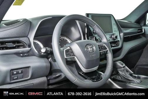 Midnight Black Metallic 2024 Toyota Highlander LE
