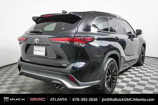 Midnight Black Metallic 2024 Toyota Highlander LE