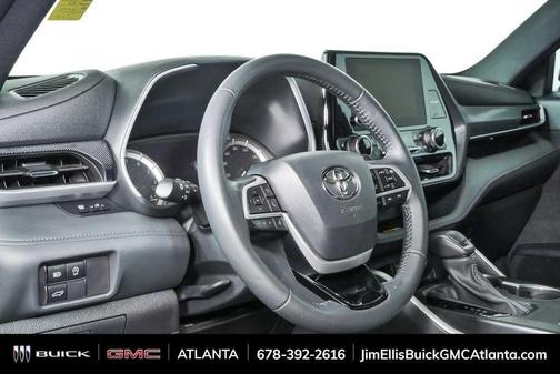 Midnight Black Metallic 2024 Toyota Highlander LE