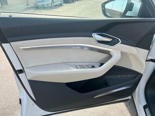 2019 Audi e-tron Premium Plus