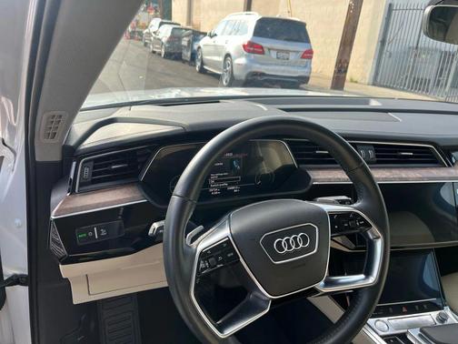 2019 Audi e-tron Premium Plus