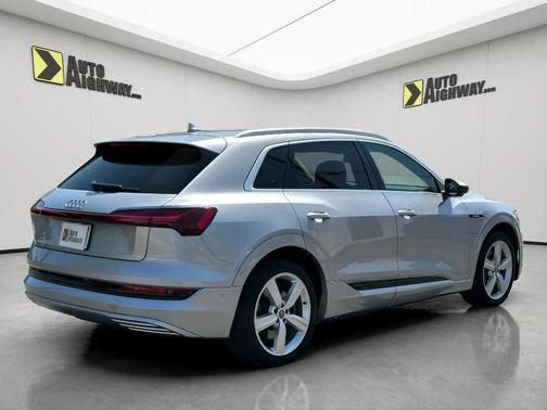2019 Audi e-tron Premium Plus
