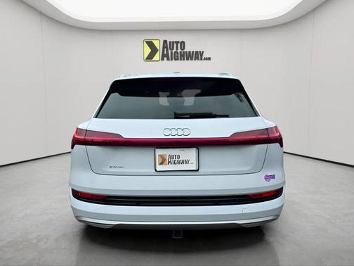 Glacier White Metallic 2019 Audi e-tron Premium Plus