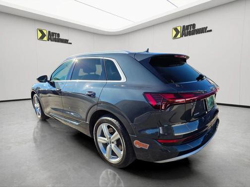 2019 Audi e-tron Premium Plus