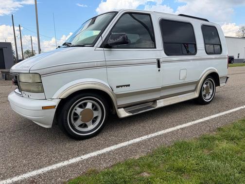 WHITE 1999 GMC Safari Base