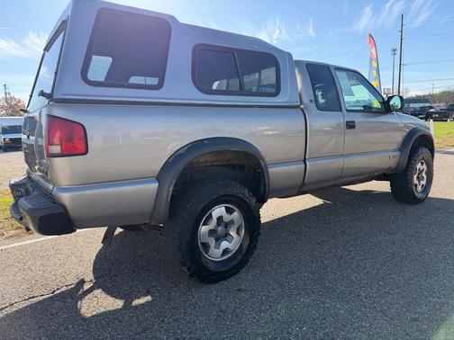 2000 Chevrolet S-10 LS