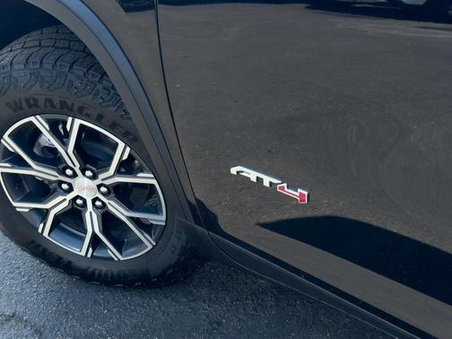 2025 GMC Acadia AT4