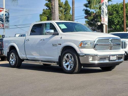 Bright White Clearcoat 2018 RAM 1500 Laramie