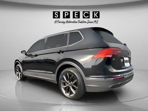 Deep Black Pearl Effect 2024 Volkswagen Tiguan 2.0T SE