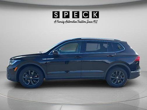 Deep Black Pearl Effect 2024 Volkswagen Tiguan 2.0T SE
