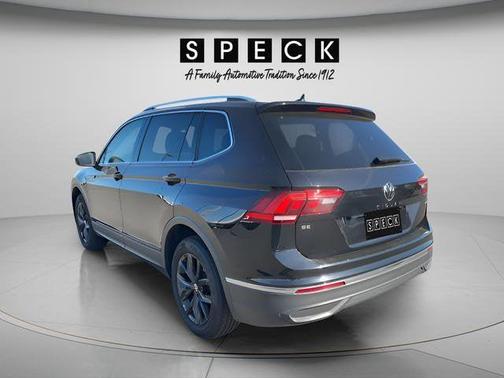 Deep Black Pearl Effect 2024 Volkswagen Tiguan 2.0T SE