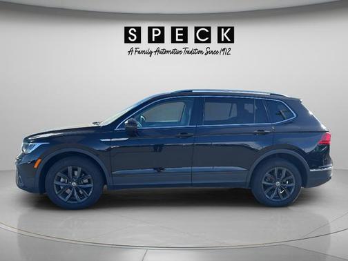Deep Black Pearl Effect 2024 Volkswagen Tiguan 2.0T SE