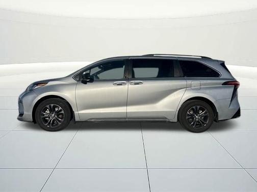 2024 Toyota Sienna LE