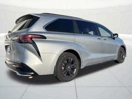 2024 Toyota Sienna LE
