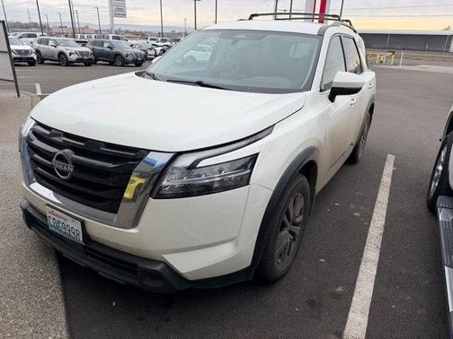 2022 Nissan Pathfinder SV