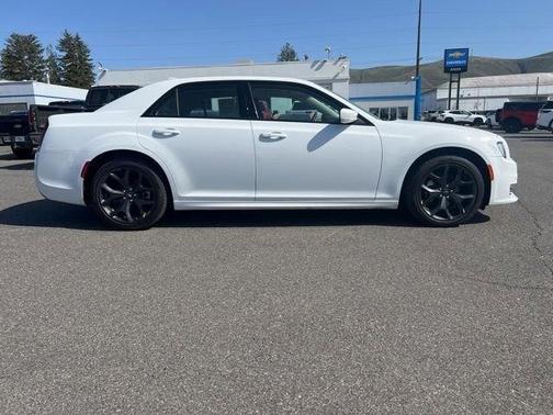 2023 Chrysler 300 Touring L