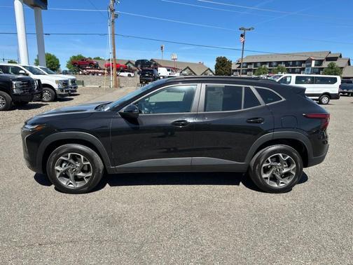 Mosaic Black Metallic 2025 Chevrolet Trax LT