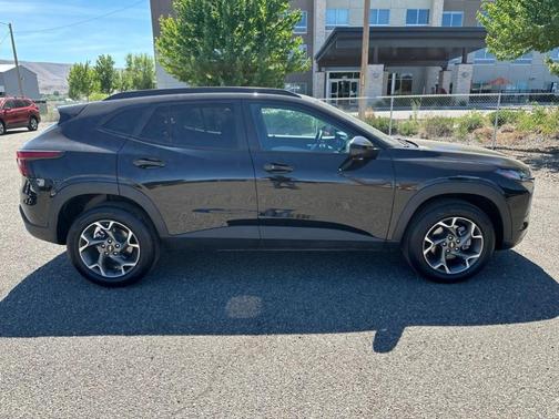 Mosaic Black Metallic 2025 Chevrolet Trax LT