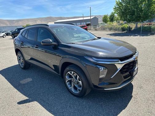 Mosaic Black Metallic 2025 Chevrolet Trax LT