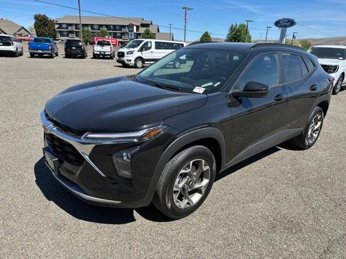 Mosaic Black Metallic 2025 Chevrolet Trax LT