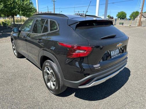 Mosaic Black Metallic 2025 Chevrolet Trax LT