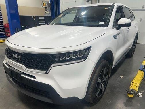 White 2023 Kia Sorento LX