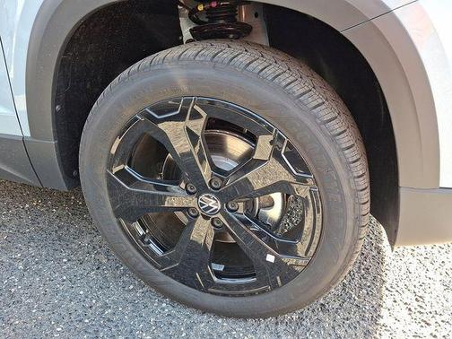 2026 Volkswagen Taos SE Black