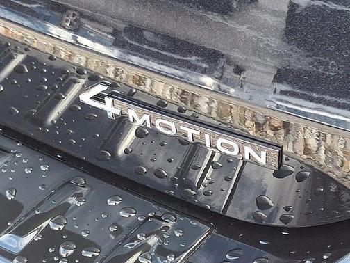 Deep Black Pearl 2026 Volkswagen Taos SE