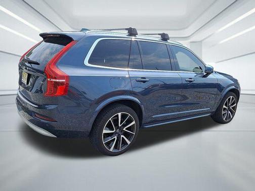 2022 Volvo XC90 T6 Momentum