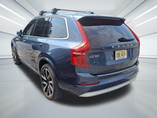 2022 Volvo XC90 T6 Momentum