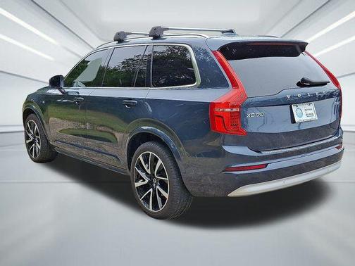 2022 Volvo XC90 T6 Momentum