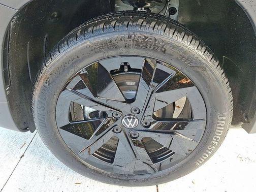 2026 Volkswagen Taos SE Black