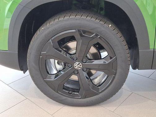 2025 Volkswagen Taos 1.5T SE Black