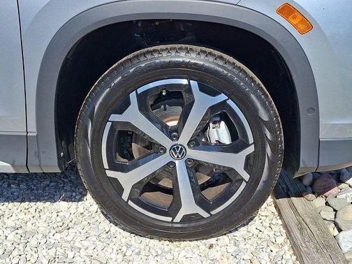 pyrite silver metallic 2026 Volkswagen Tiguan 2.0T SE 4MOTION