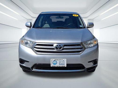 Classic Silver Metallic 2011 Toyota Highlander SE