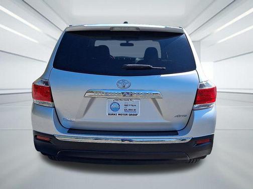 Classic Silver Metallic 2011 Toyota Highlander SE