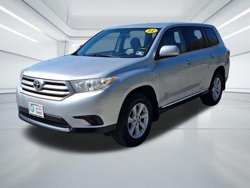 Classic Silver Metallic 2011 Toyota Highlander SE