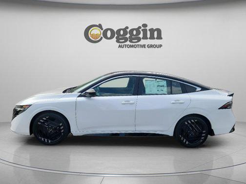 Aspen White Tricoat/Super Black 2026 Nissan Sentra SR