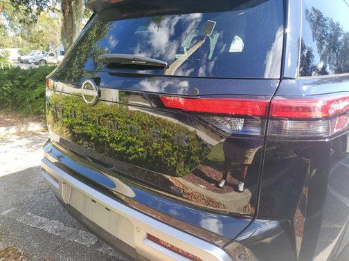 2023 Nissan Pathfinder SL FWD