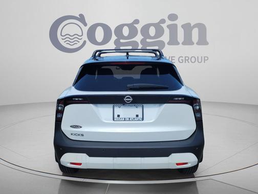 Aspen White Tricoat/Super Black 2026 Nissan Kicks SV