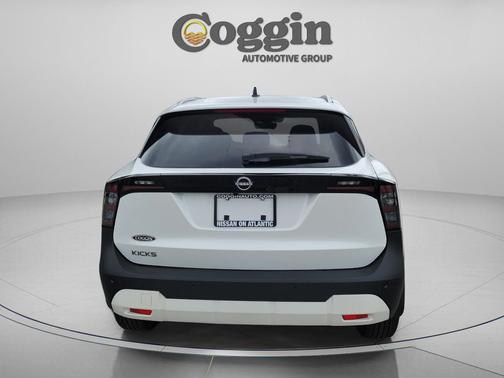 Aspen White Tricoat 2026 Nissan Kicks SV