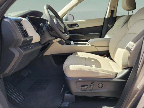 2025 Nissan Pathfinder SL FWD