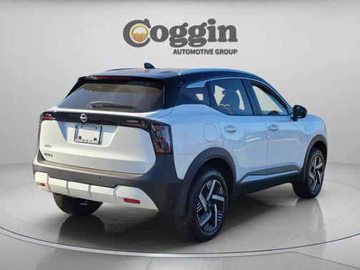 Aspen White Tricoat/Super Black 2026 Nissan Kicks SV