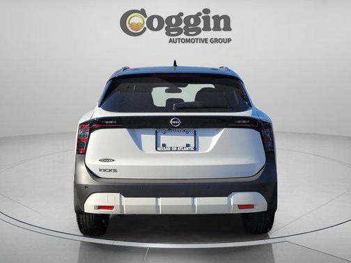 Aspen White Tricoat/Super Black 2026 Nissan Kicks SV