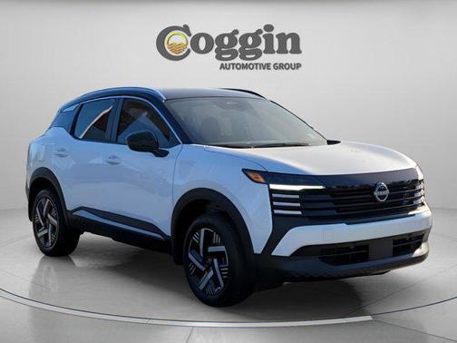 Aspen White Tricoat/Super Black 2026 Nissan Kicks SV