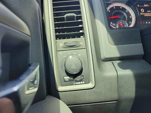 Brilliant Black Crystal Pearlcoat 2018 RAM 1500 Express