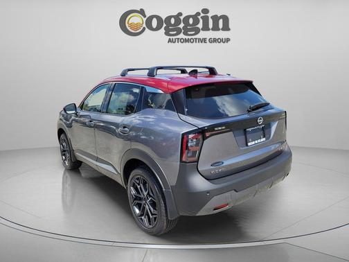 Gun Metallic/Scarlet Ember Tintcoat 2026 Nissan Kicks SR